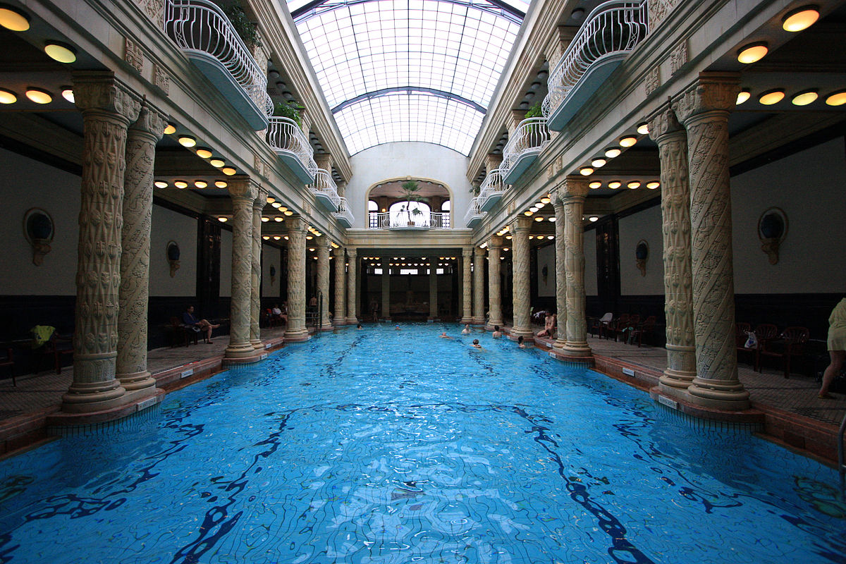 The central interior bath of Gellért bath with its colums