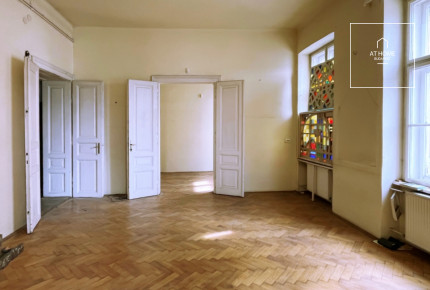 I. district, in Víziváros, high ceiling, 3-room apartment to be renovated for sale