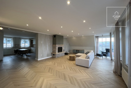 Renovated 186 m², two-story apartment with 4 bedrooms in District I