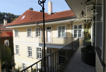 Glamorous 3-bedroom apartment with terrace, Malá Strana