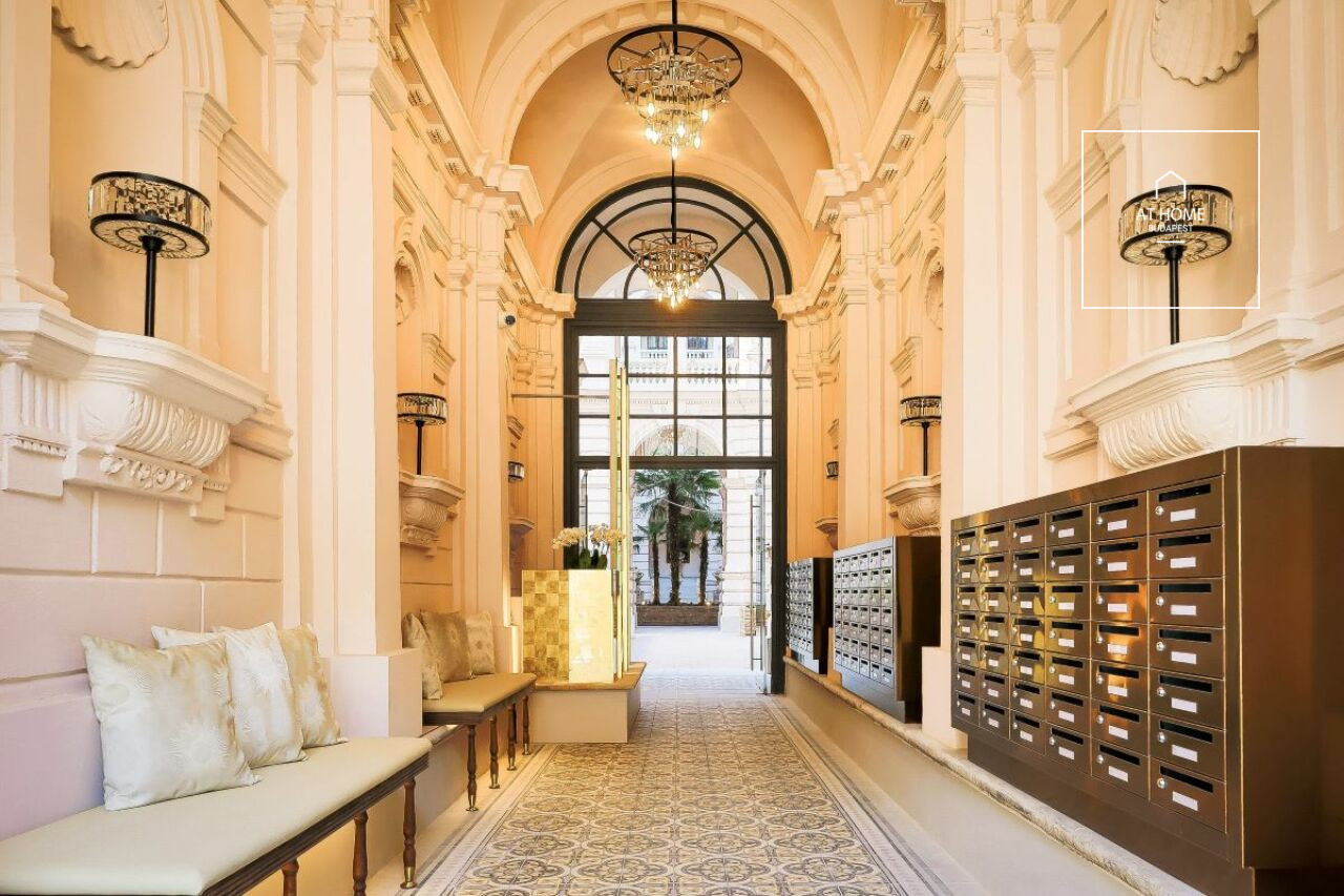 Exkluzív 350 nm duplex luxus lakás tetőterasszal Budapest elegáns neoreneszánsz palotájában a VI. kerületben