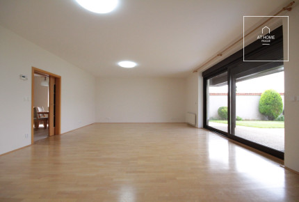 Spacious, luxurious 6-bedroom family house with terrace, Do Oříšků, Horoměřice