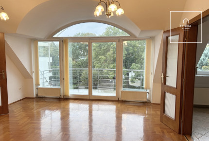 A three-bedroom apartment in a green area is available  in Budapest\'s 2nd district, Rózsadomb.