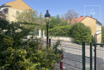 Spacious 3-room apartment with a terrace for sale near the Castle District