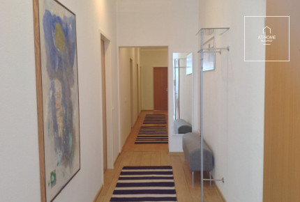 Spacious 3-room apartment with a terrace for sale near the Castle District