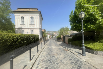 Spacious 3-room apartment with a terrace for sale near the Castle District