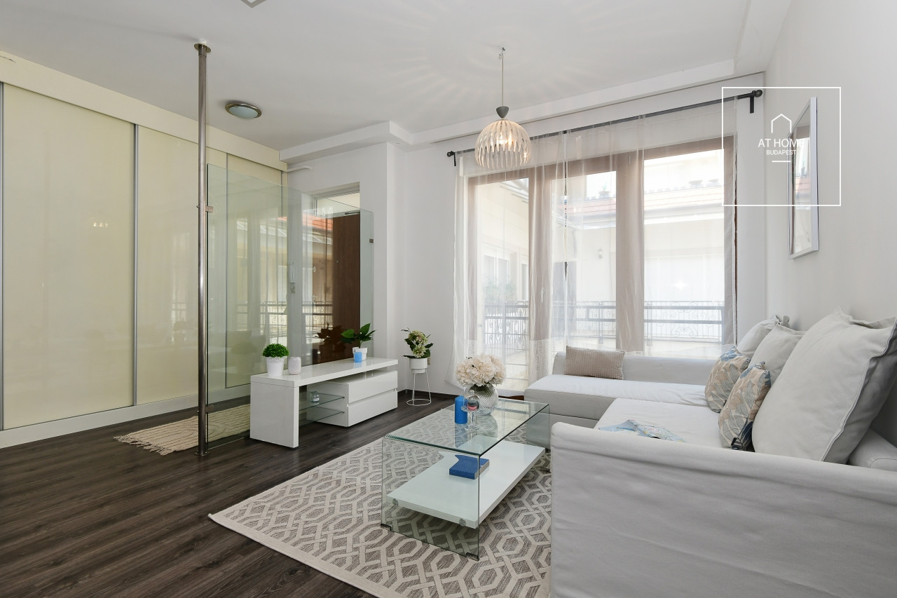 One-bedroom apartment with a balcony in District VI, Terézváros