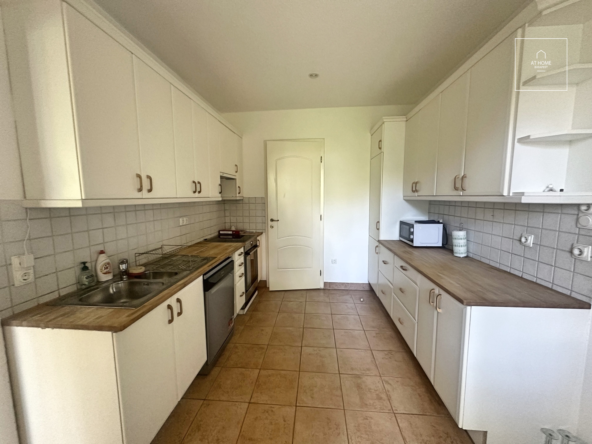 3 bedroom apartment with huge terrace and garden connecton for rent Budapest II. district, Szépilona