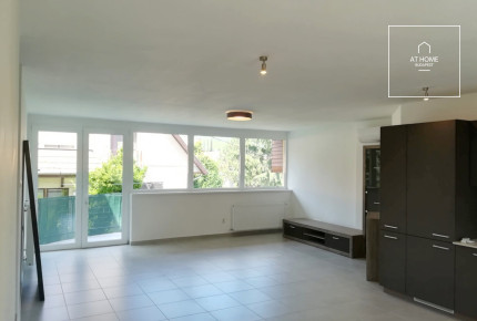 Renovated 4-storey, 4-bedroom townhouse in District II, Zöldmál