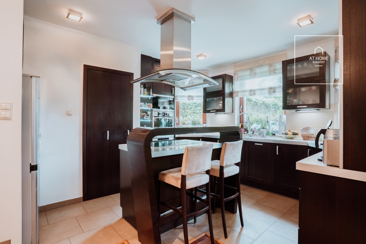 Two-storey family house in a green residential area in District II/A, Adyliget