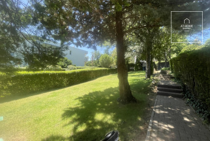 A three-bedroom apartment in a green area is available  in Budapest\'s 2nd district, Rózsadomb.