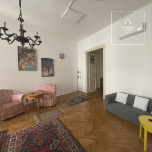 Felújított, elegáns polgári lakás Budapest V. kerületének szívében