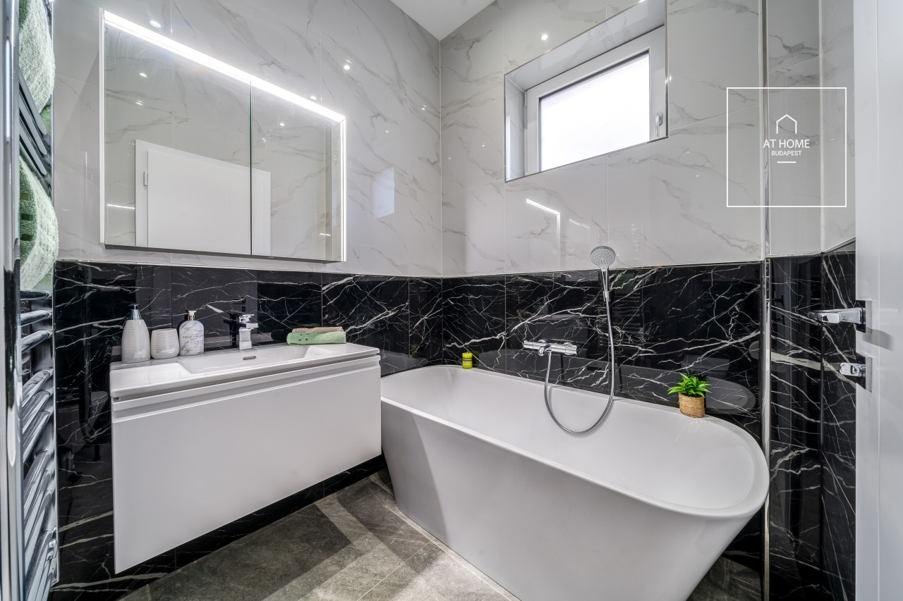 Renovated 101 sqm 2-bedroom apartment in District V, Lipótváros