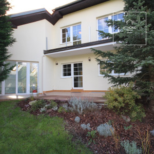 Nicely kept, unfurnished family house in quiet part of Průhonice with beautiful, grown garden, Javorová