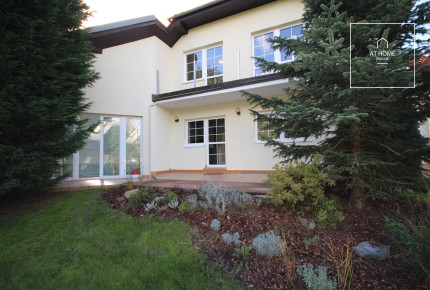 Nicely kept, unfurnished family house in quiet part of Průhonice with beautiful, grown garden, Javorová