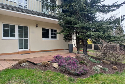 Nicely kept, unfurnished family house in quiet part of Průhonice with beautiful, grown garden, Javorová