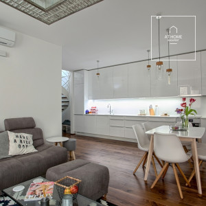 Kétszintes lakás eladó privát tetőterasszal és saját kültéri beállóval  a VI. kerületben