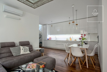 Kétszintes lakás eladó privát tetőterasszal és saját kültéri beállóval  a VI. kerületben