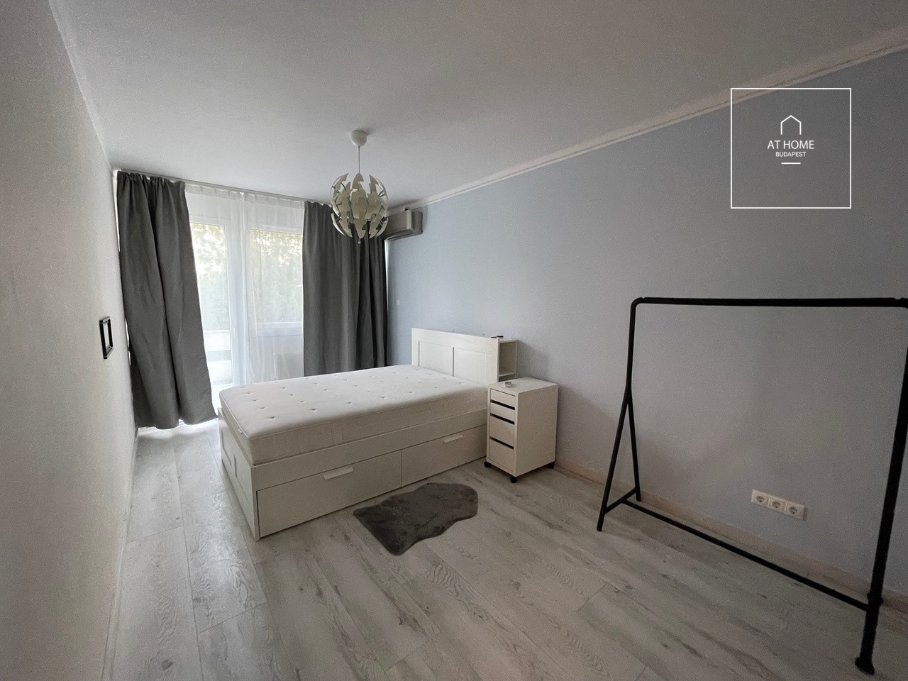 Felújított, állatbarát ikerház karbantartott kertrésszel a II. kerületben