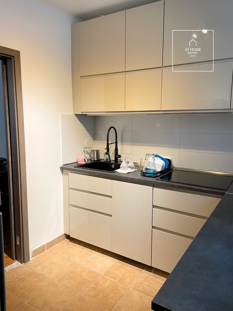 Felújított, állatbarát ikerház karbantartott kertrésszel a II. kerületben