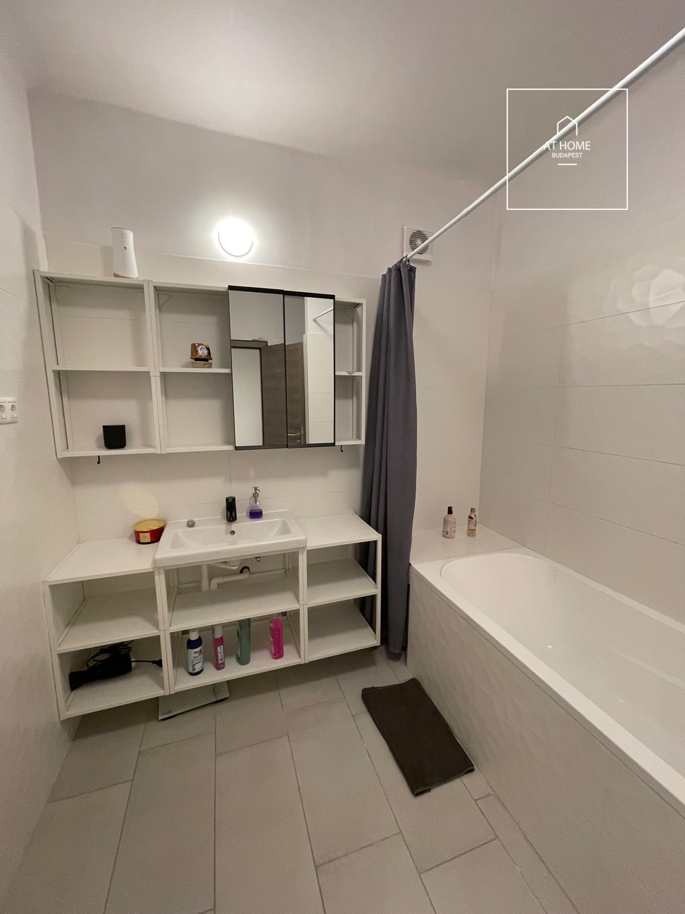 Felújított, állatbarát ikerház karbantartott kertrésszel a II. kerületben