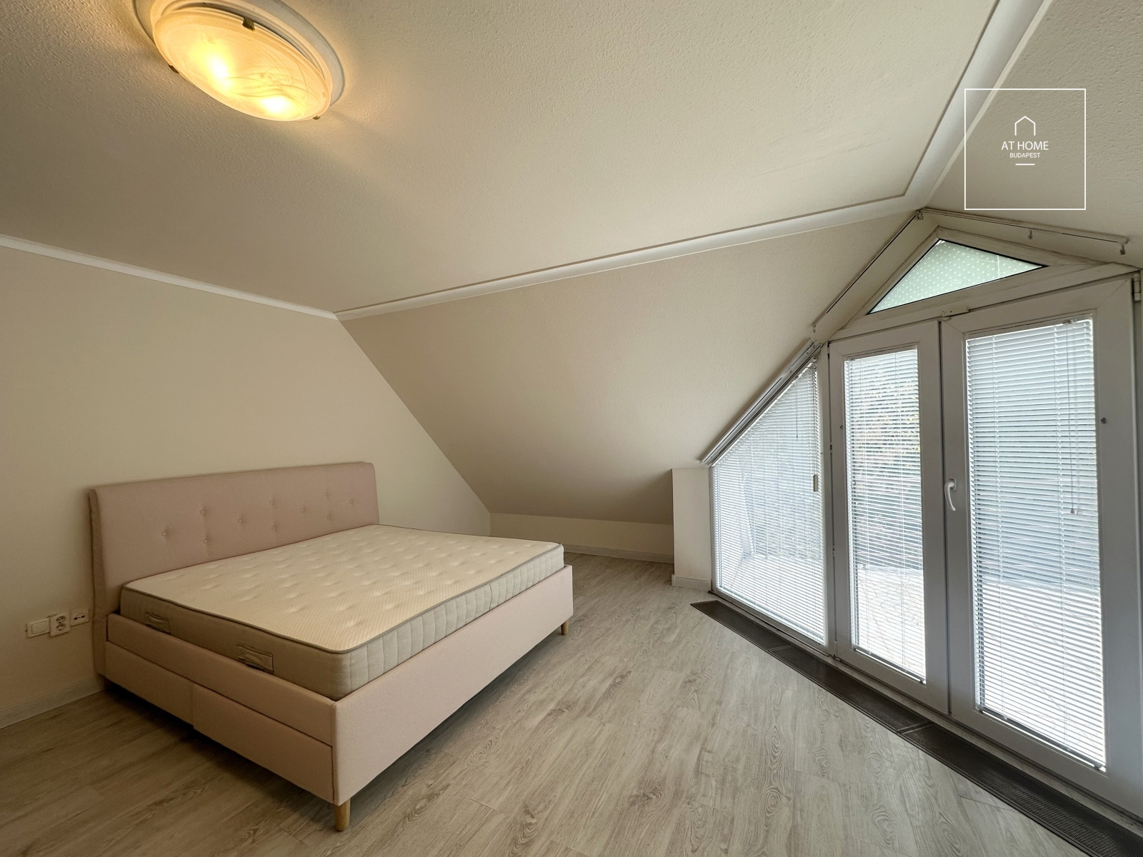 Panorámás négyszintes ikerház parkosított kerttel a XII. kerületi Kútvölgyben