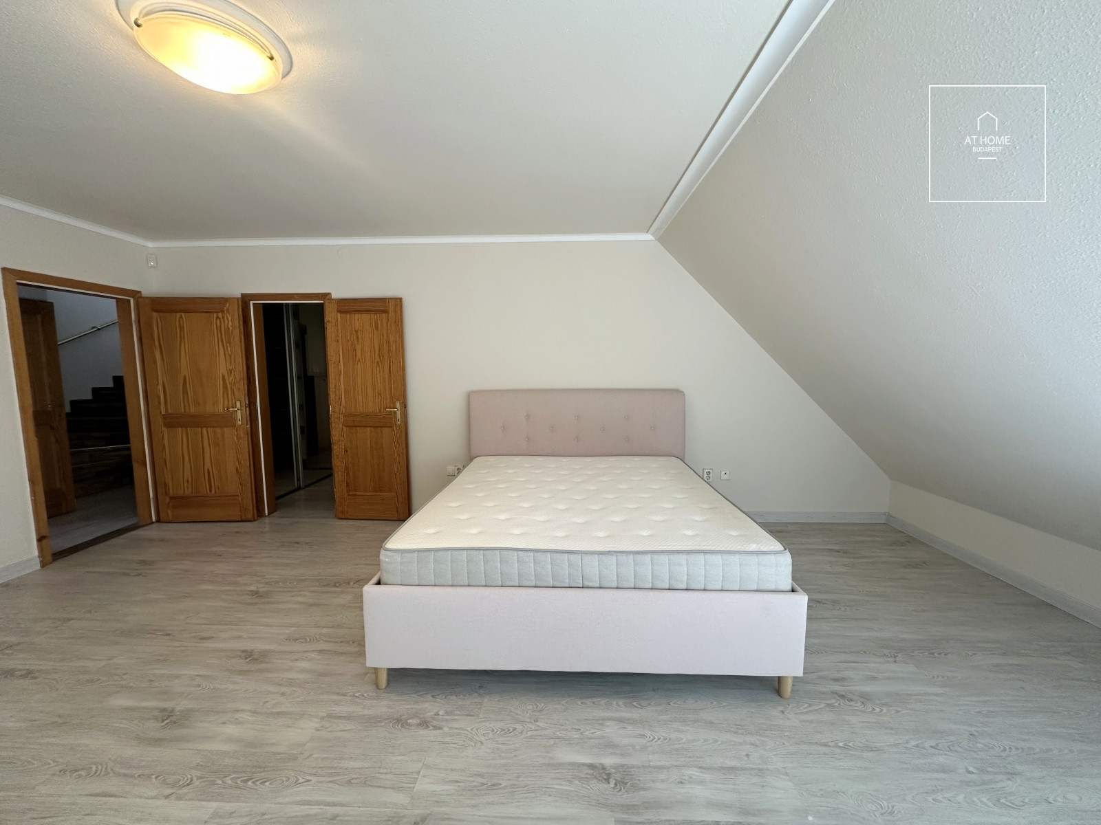 Panorámás négyszintes ikerház parkosított kerttel a XII. kerületi Kútvölgyben