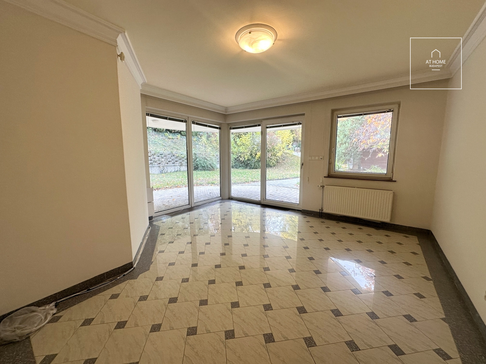 Panorámás négyszintes ikerház parkosított kerttel a XII. kerületi Kútvölgyben