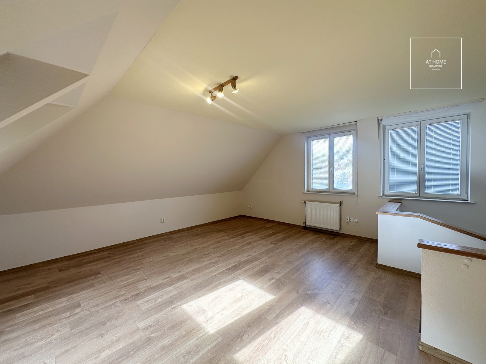 Panorámás négyszintes ikerház parkosított kerttel a XII. kerületi Kútvölgyben