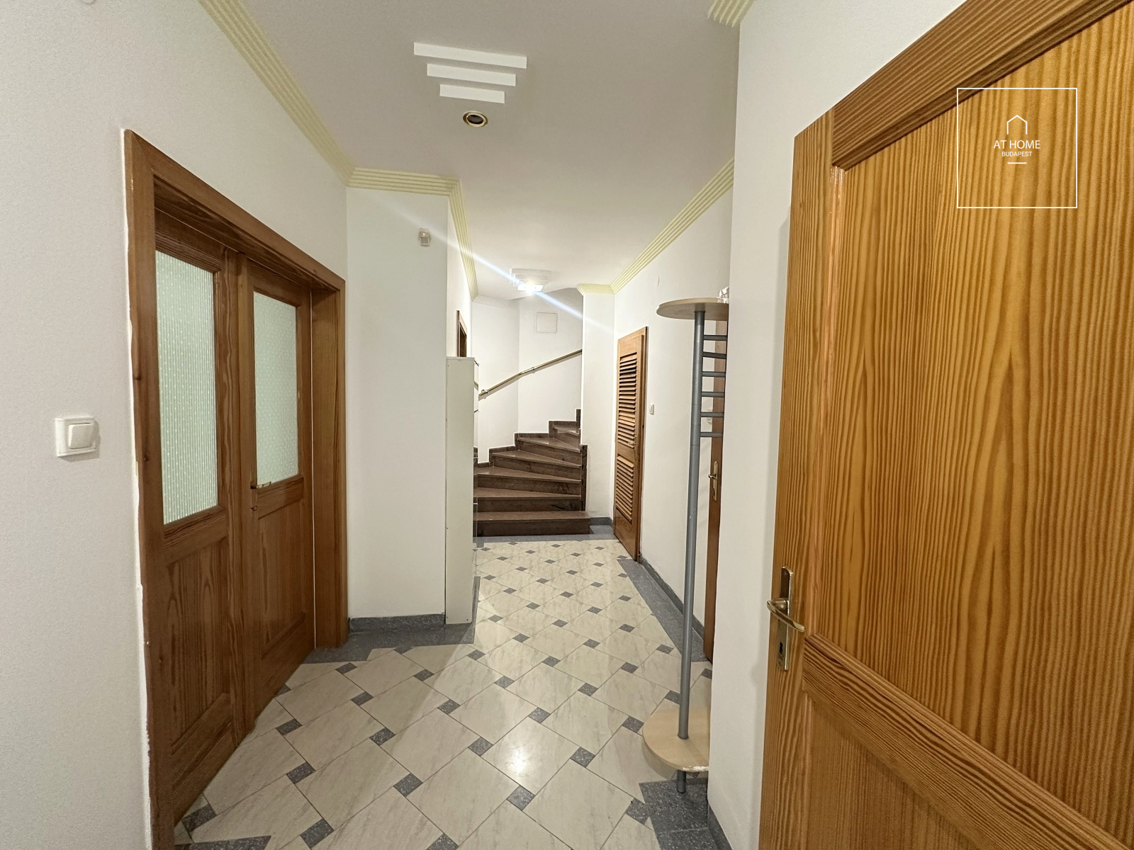 Four-storey semi-detached house with panoramic views and a landscaped garden in Kútvölgy, District XII