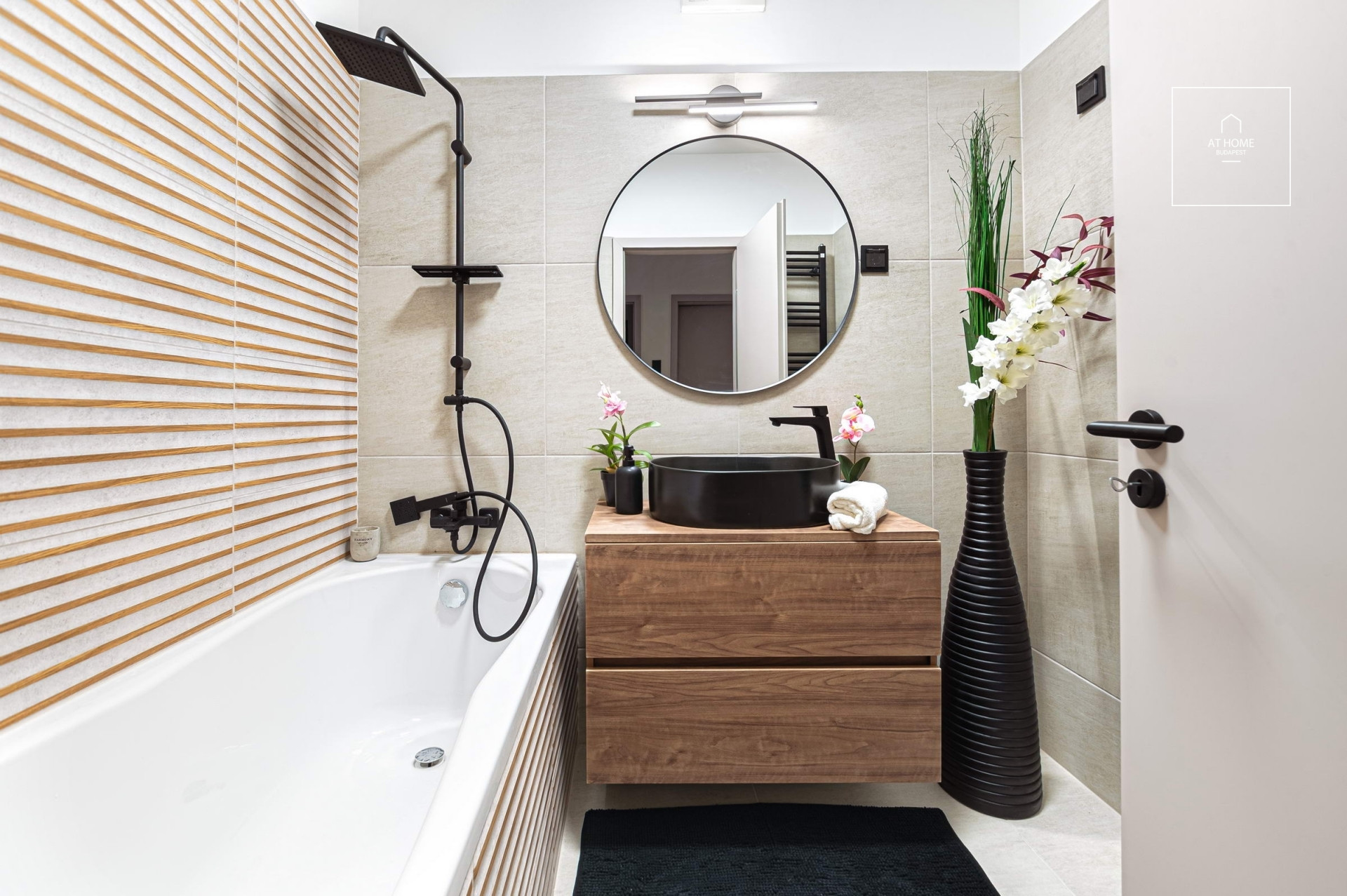 For sale: 3 bedroom apartment with balcony, Newly Renovated, in the Heart of Erzsébetváros