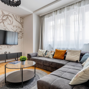 Teljeskörűen felújított 2 hálószobás lakás erkéllyel az Operaház közelében