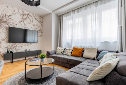 Fully renovated 2-bedroom apartment with a balcony near the Opera House