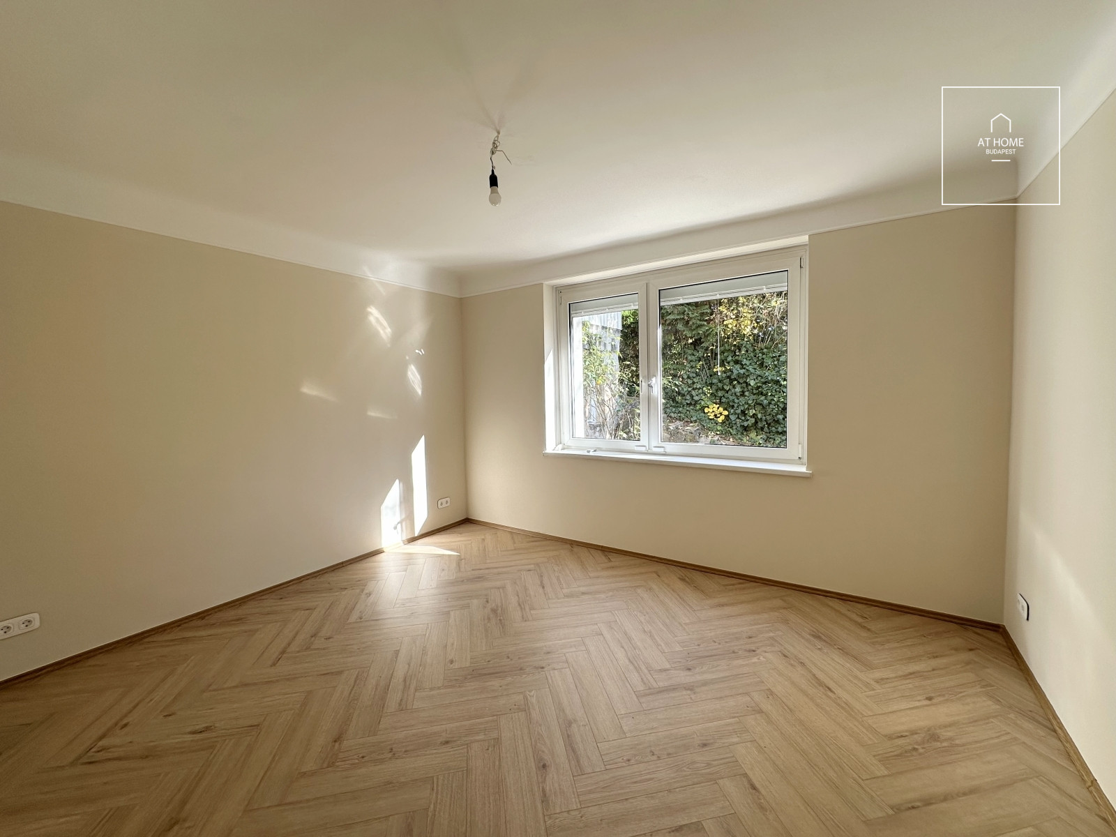 Newly renovated ground-floor apartment with garden access and a garage in District II