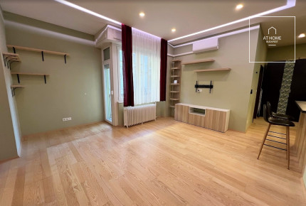 Renovated 3-bedroom apartment with balcony in the city centre, refurbished in 2020