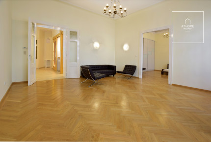 Három hálószobás lakás erkéllyel a Parlament közelében