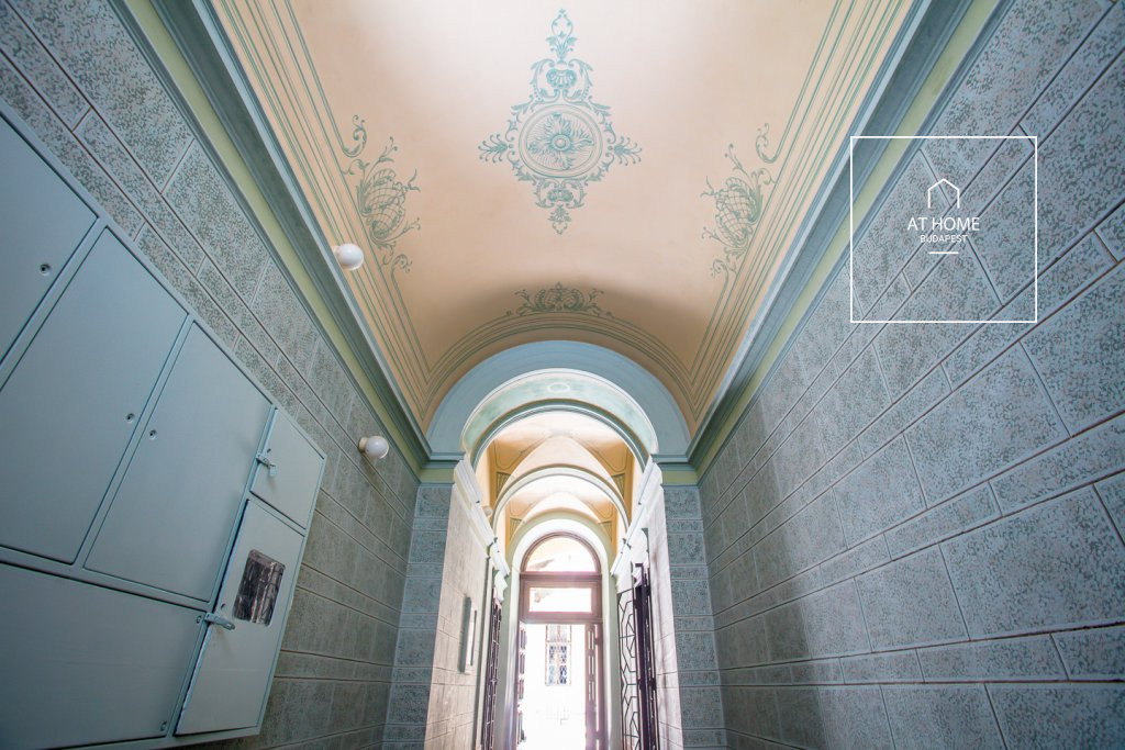 Renovated, modern 41 sqm first-floor apartment next to the Opera in District VI