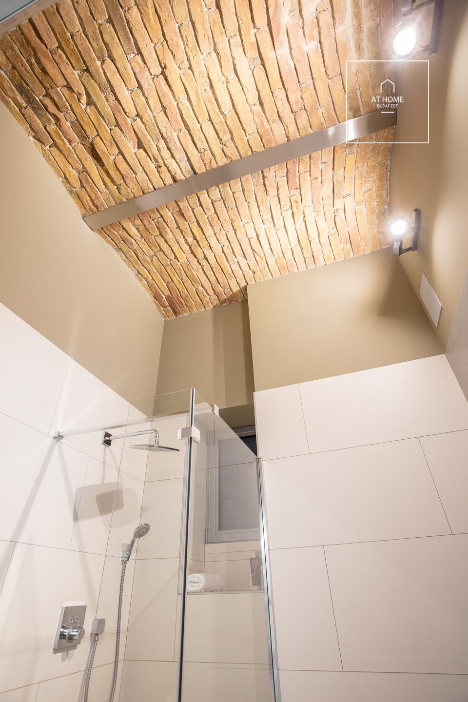 Renovated, modern 41 sqm first-floor apartment next to the Opera in District VI