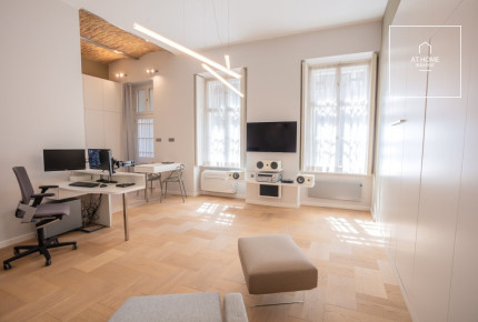 Renovated, modern 41 sqm first-floor apartment next to the Opera in District VI