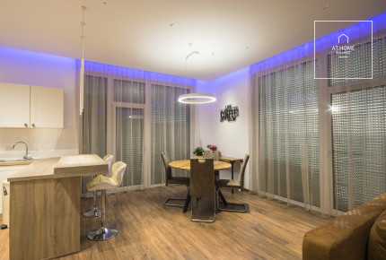 A panoramic apartment built in 2020 with a 50 sqm terrace and a garage, located near Kopaszi-gát