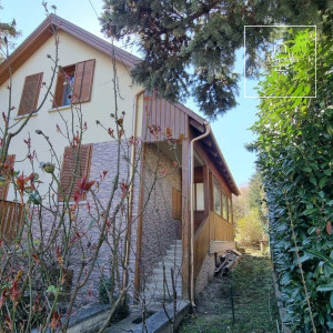 Felújított háromszintes 180nm-es családi ház panorámával Solymáron