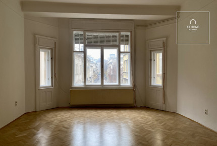 Sunny 106 m², 2nd-floor apartment in the Palace District