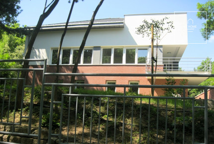 Two-story 200 sqm family house in a green setting in District XII