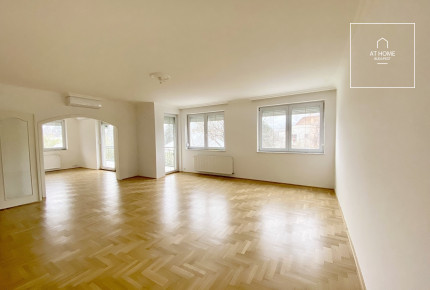 Renovated 136 sqm apartment with 3 bedrooms and a 14 sqm terrace in the 2nd district of Budapest