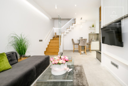 Felújított 100 nm-es prémium penthouse lakás 35 nm-es tetőterasszal a VI. kerületben