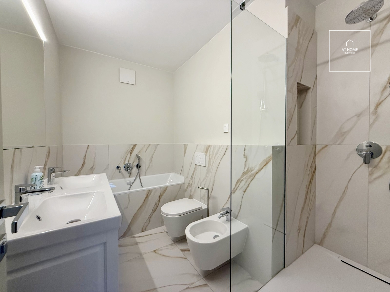 Renovated 208 sqm apartment with panoramic views and 3 bedrooms for rent in District XII