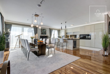 Panoramic 250 m², 3-bedroom apartment with a private garden and 2 parking spaces in District II