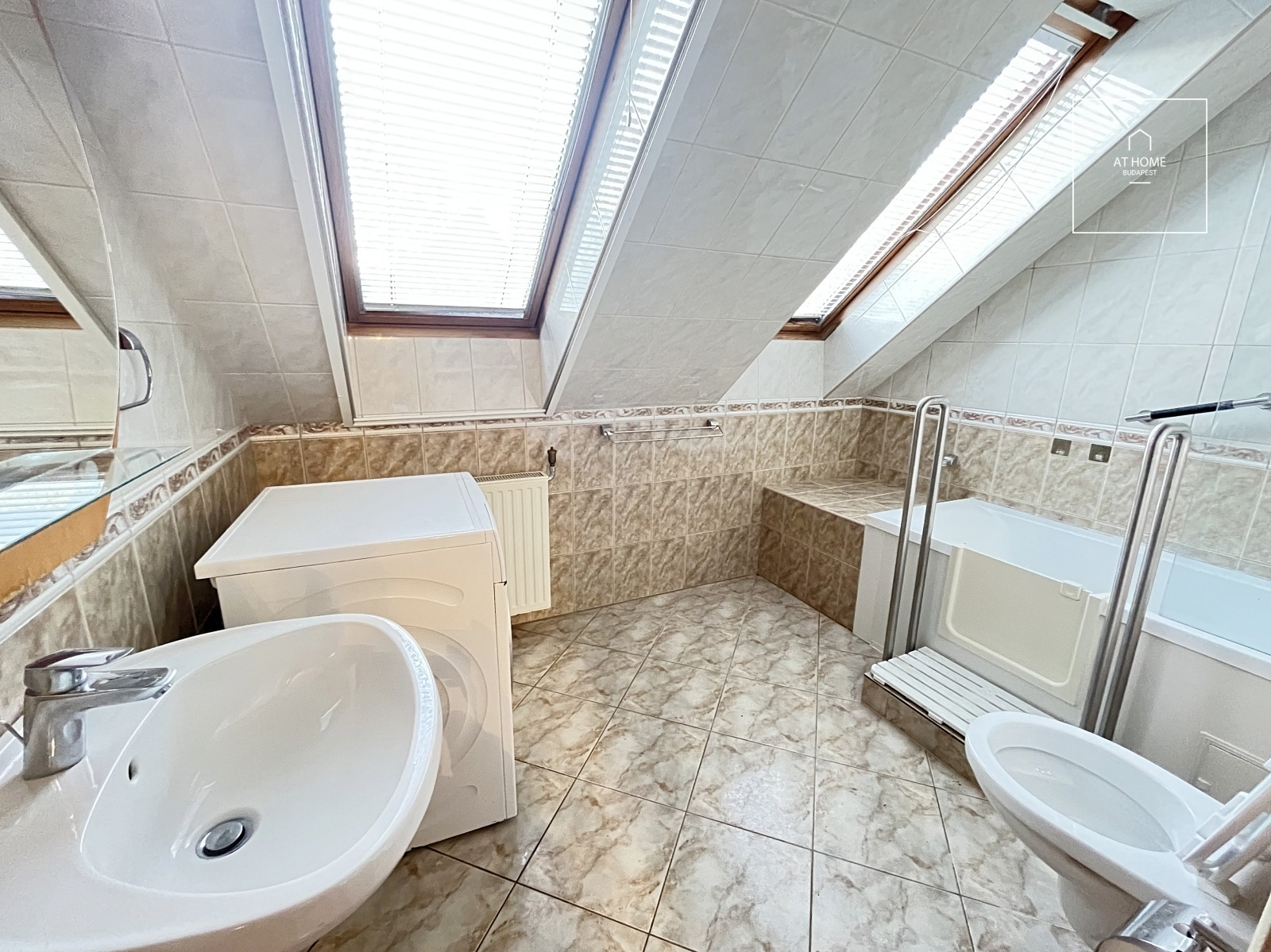 ELEGANT TOWNHOUSE WITH GARDEN ACCESS IN A QUIET STREET OF CSILLAGHEGY – DISTRICT III
