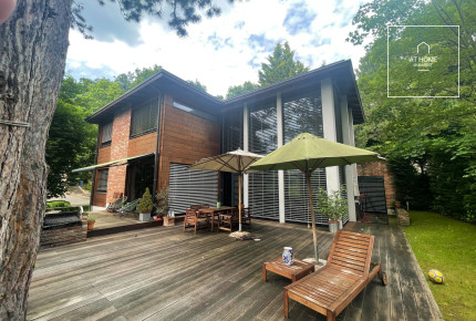 Panorámás 275 nm-es luxus családi ház kilátással a János-hegyre, a II. kerületben