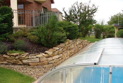 Nezařízená, velká vila v Nebušicích